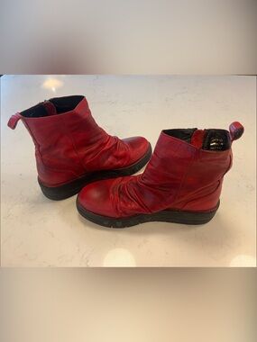 Miz Mooz Luke Red Leather Ruched Ankle Boots EUC - Size 40 (US 9)